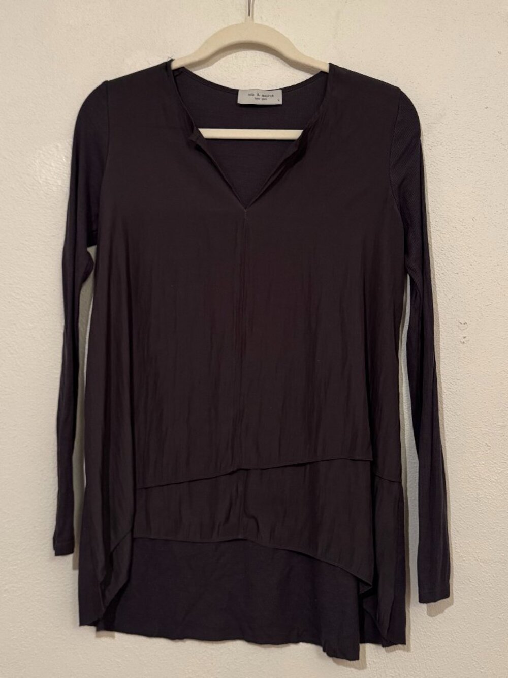 lola & sophie New York Dark Tiered Satiny Long‑Sleeve V‑Neck Top – Size S